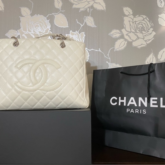 Chanel Gst - ❤️on my fb page - Lux Online Canada - $3000 cad emt -authentic ✅ - Picture 2 of 4